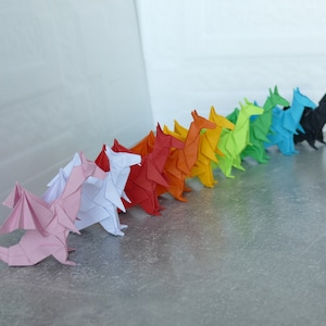 Handgemaakte rode origami-draak, papieren drakendecoratie, fantasieorigami, drakencadeau, krachtsymbool