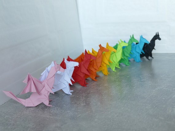 手作りの赤い折り紙ドラゴン、紙のドラゴンの装飾、ファンタジー折り紙