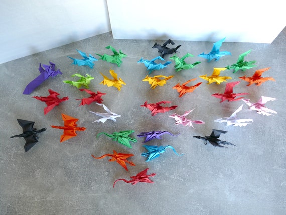 手作りの赤い折り紙ドラゴン、紙のドラゴンの装飾、ファンタジー折り紙