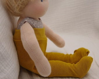 Puppenstrumpfhose aus Lochmuster Jersey für eine 30 cm bis 35 cm große Puppe nach Waldorfart Farbe: Senf-gelb