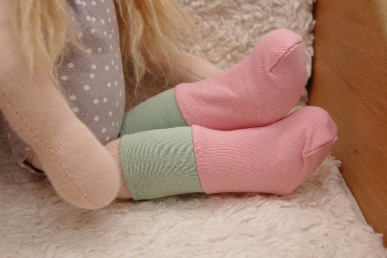 For a 30 to 35 cm tall Waldorf-style doll: colorful stockings made of organic jersey image 3