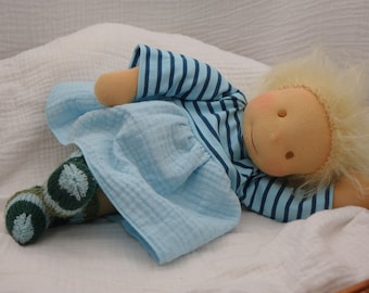 Puppenkleid aus Bio Musselin und Bio Jersey mit handgestrickten Socken, passend für eine 30 cm bis 35 cm große Puppe nach Waldorfart