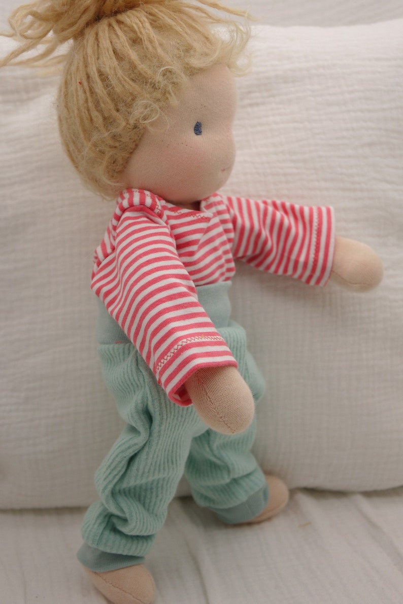 Puppenkleiderset zweiteilig: Shirt und Hose, für eine 40 bis 45 cm große Puppe nach Waldorfart Bild 3
