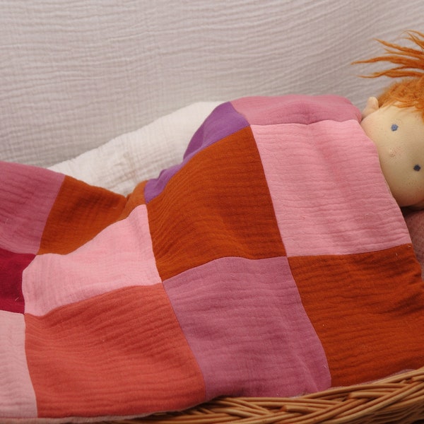 Patchwork Puppenbettwäsche aus Bio Musselin. Zweiseitig, vegan und plastikfrei gefüllt, maschinenwaschbar. Für 30 bis 45 cm große Puppen