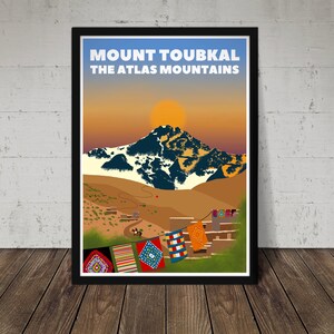 Puede incluir: Un cartel de viaje vintage con una ilustraci&oacute;n de una cordillera. El cartel presenta el texto "Mount Toubkal The Atlas Mountains" en una fuente sans-serif en negrita. La cordillera se representa en tonos de azul, blanco y marr&oacute;n, con un cielo de puesta de sol en el fondo. El cartel tiene una est&eacute;tica r&uacute;stica y vintage.
