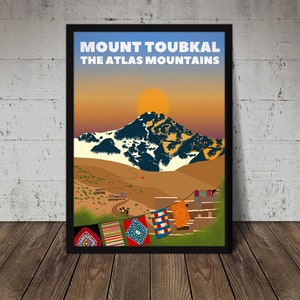 Puede incluir: Un dise&ntilde;o de p&oacute;ster de viaje vintage con el Monte Toubkal, el pico m&aacute;s alto de las monta&ntilde;as del Atlas de Marruecos. El p&oacute;ster tiene una escena de puesta de sol con una cordillera en el fondo y un pueblo en primer plano. Banderas de oraci&oacute;n coloridas cuelgan entre los edificios.