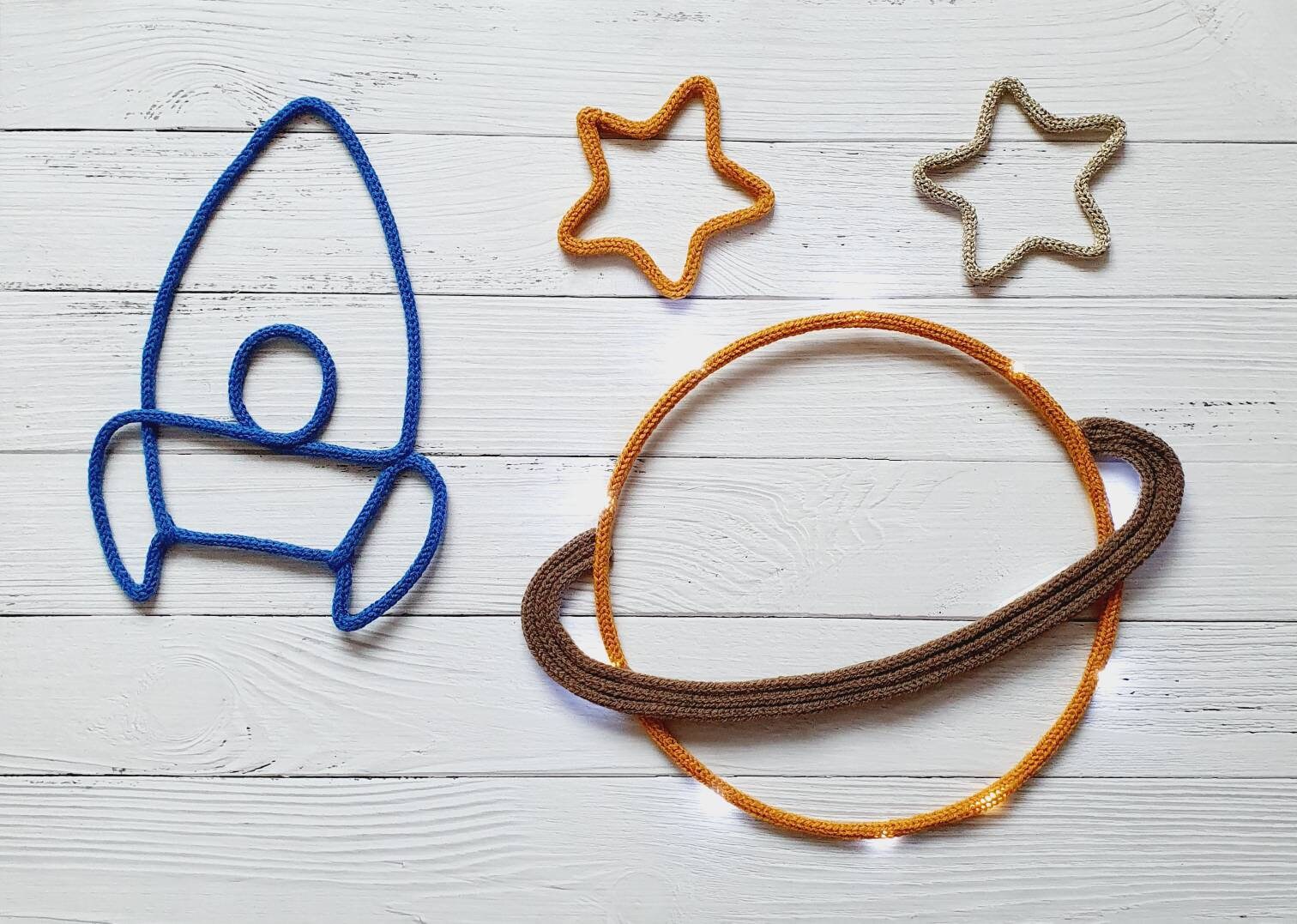 Planète et Fusée en Tricotin