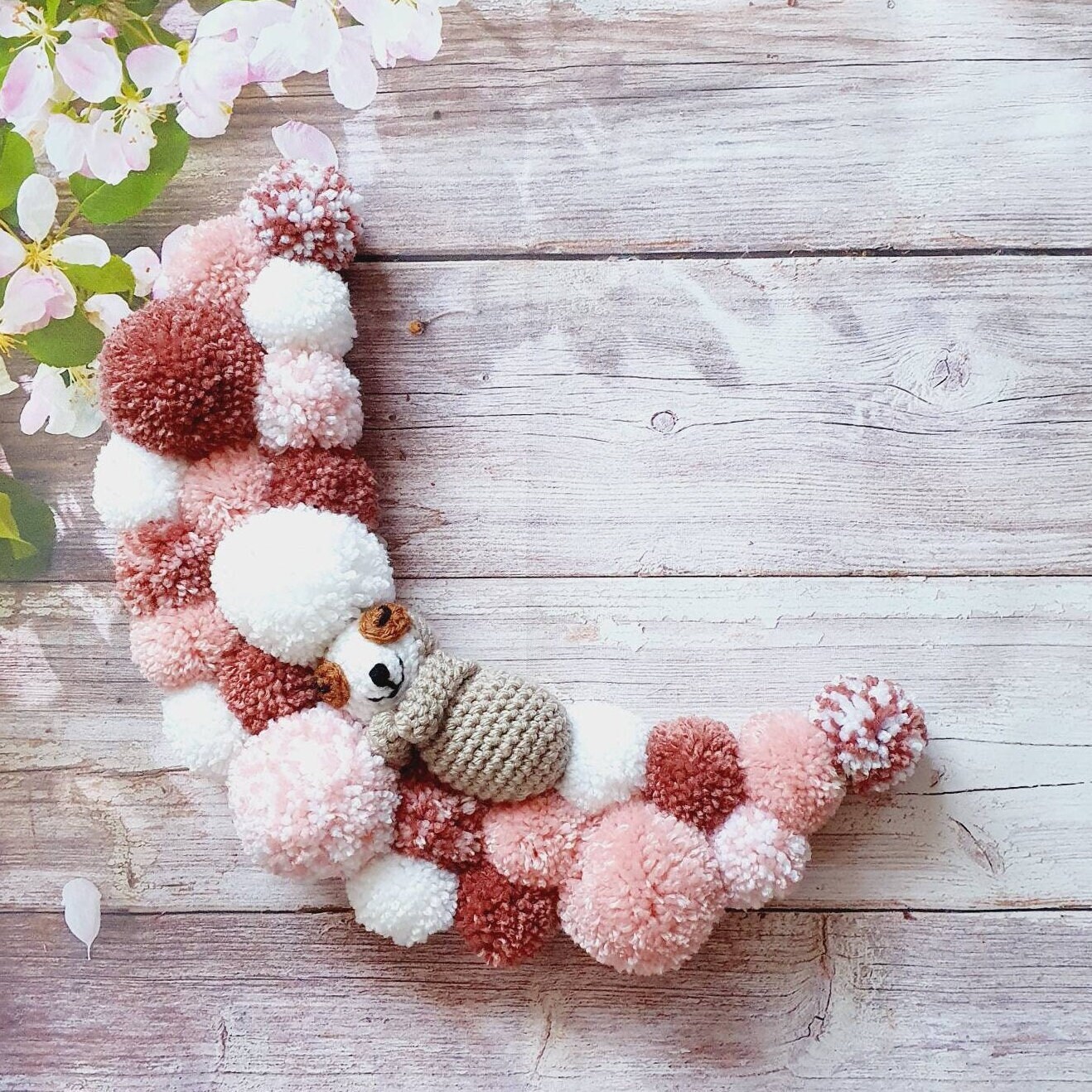 Lune Décorative avec Pompons et Animal Au Crochet