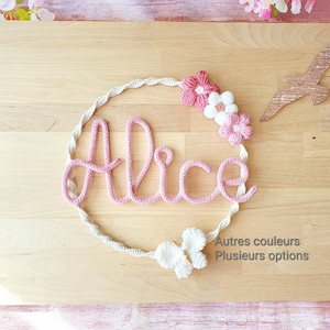 Gepersonaliseerde macramé bloemenkroon met gebreide naam - Boho wanddecoratie - Gepersonaliseerd geboortecadeau