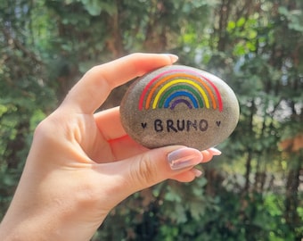 Trauerstein / Personalisierbar / Gedenkstein / Regenbogen / Geschenk für Trauernde / Bemalter Stein / Sternenkind / Trauergeschenk