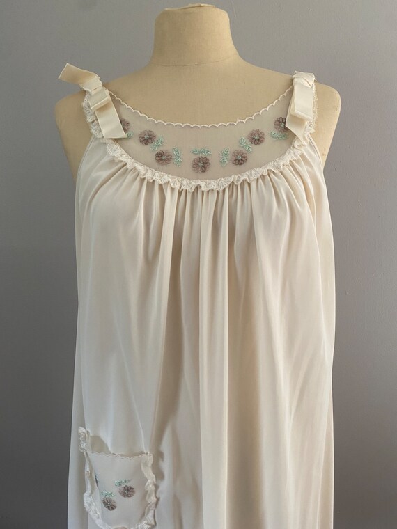 Vintage 1960s Nightgown Cream Embroidered Flowers… - image 2