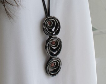 Collar elegante de lava y cremallera |  Colgante con 3 Espirales |  Pieza de Declaración de Piedra Volcánica