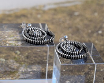Original circular earrings made with zipper and steel