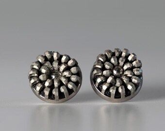 Button earrings made with a zipper, button earrings, zipper earrings