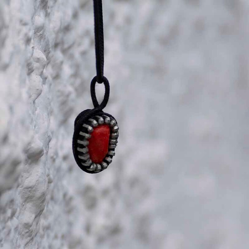 Stone necklace with zippers