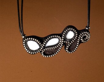 Collar blanco cerámica reciclada con cremallera