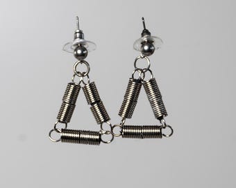 Pendientes Triangulares Únicos con Resortes-  Pendientes Geométricos  Originales | Declaración de Moda Hecha a Mano con Estilo Vanguardista