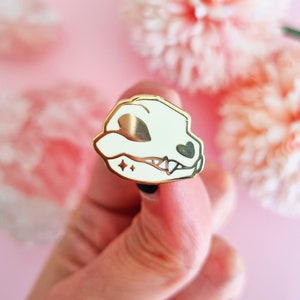 Wolf Skull Mini Gold Pin Hard Enamel