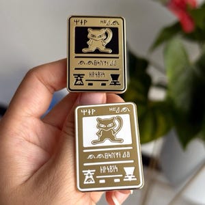 Précommande* Épinglette en émail pour carte Mew antique
