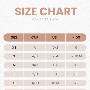 K&ouml;nnte beinhalten: Eine Mamacita Swim Gr&ouml;&szlig;entabelle mit hellem Hintergrund und braunem Text. Die Tabelle listet die Gr&ouml;&szlig;en XS bis XXL, die entsprechenden K&ouml;rbchengr&ouml;&szlig;en A bis E, US-Gr&ouml;&szlig;en 0 bis 12 und Kindergr&ouml;&szlig;en 0 bis 5T in einem &uuml;bersichtlichen Raster auf.