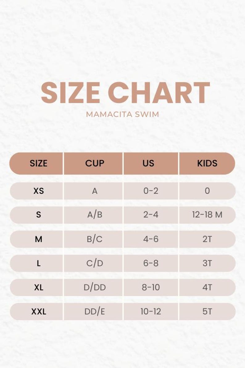 K&ouml;nnte beinhalten: Eine Mamacita Swim Gr&ouml;&szlig;entabelle mit hellem Hintergrund und braunem Text. Die Tabelle listet die Gr&ouml;&szlig;en XS bis XXL, die entsprechenden K&ouml;rbchengr&ouml;&szlig;en A bis E, US-Gr&ouml;&szlig;en 0 bis 12 und Kindergr&ouml;&szlig;en 0 bis 5T in einem &uuml;bersichtlichen Raster auf.