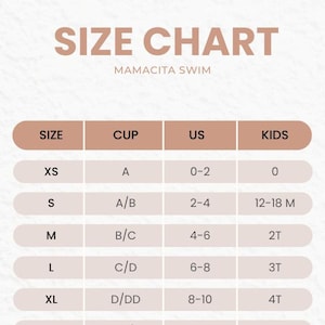 K&ouml;nnte beinhalten: Eine Mamacita Swim Gr&ouml;&szlig;entabelle mit hellem Hintergrund und braunem Text. Die Tabelle listet die Gr&ouml;&szlig;en XS bis XXL, die entsprechenden K&ouml;rbchengr&ouml;&szlig;en A bis E, US-Gr&ouml;&szlig;en 0 bis 12 und Kindergr&ouml;&szlig;en 0 bis 5T in einem &uuml;bersichtlichen Raster auf.