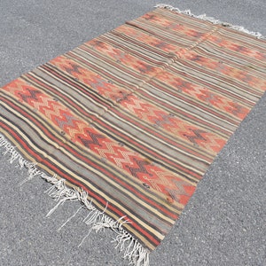 Turkish area rug, Vintage kilim rug, Rustic decor, Faded orange rug, Handmade kilim rug, Kitchen rug, Bedroom rug, Rug 4.9 x 8.1 ft TV2628