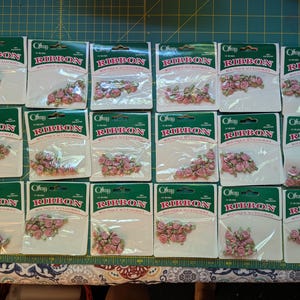 Peut inclure: Une tasse en céramique blanche avec une anse noire et le texte "But First, Coffee" dans un style manuscrit. La tasse est posée sur une surface blanche. La tasse mesure environ 10 cm de haut.