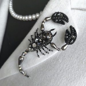 Zwarte schorpioenbroche handgemaakt | Donkergrijze schorpioen met zilveren kralen | Cadeau sterrenbeeld Schorpioen | Uniseks statement-sieraden
