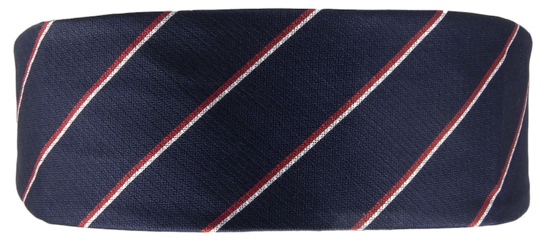 Op de afbeelding: Een donkerblauwe stropdas met diagonale witte en rode strepen.