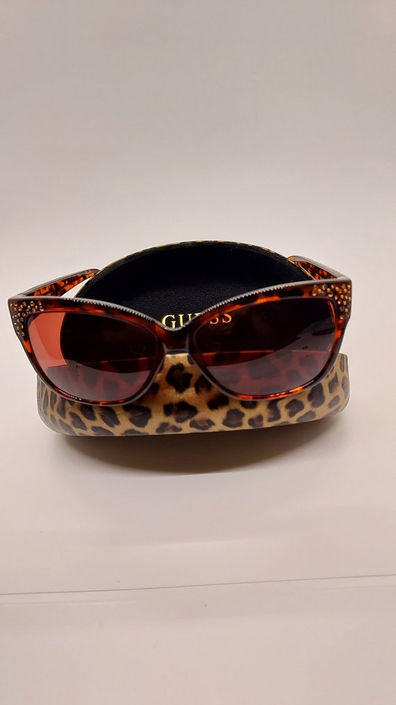Set custodia rigida per occhiali e occhiali da sole Guess. Custodia in pelliccia sintetica nero marrone