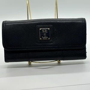 Pochette en cuir noir Tignanillo.  Intérieur en soie.  11 po. L X 7 1/2 po. L X 1 po. P.