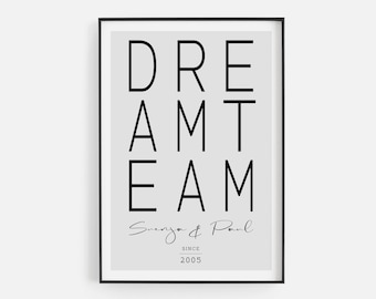 Typo-Poster "DREAMTEAM", personalisiert mit Namen und Wunsch-Jahr, Geschenkidee für Hochzeit, Jahrestag, Valentinstag, Familie und Liebe