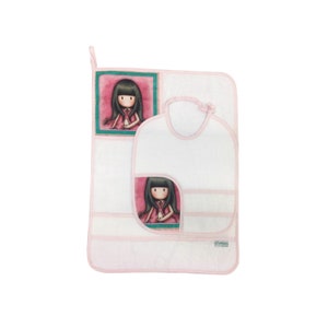 Op de afbeelding: Een roze en witte handdoekset met een cartoonmeisjesontwerp. De set bevat een grote handdoek met een zak en een kleinere slabbetje met een zak.