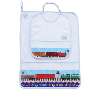 Op de afbeelding: Een blauwe en witte baby-slabbetje met een treindesigne. Het slabbetje heeft een zakje en een lus om op te hangen. Het slabbetje is gemaakt van zacht, absorberend materiaal.