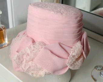 Sombrero tipo pastillero alto vintage de encaje plisado rosa Derby Church Union USA Coquette LEER