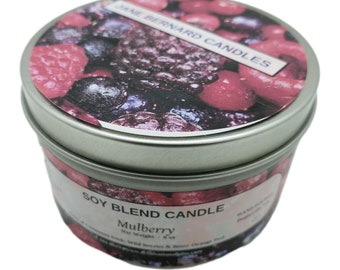 Puede incluir: Una vela en una lata de plata con una etiqueta que dice "Soy Blend Candle Mulberry Net Weight - 6 oz" y una imagen de bayas. La etiqueta también dice "Jane Bernard Candles".