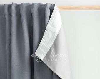 以下が含まれることがあります： 白い裏地が付いたグレーのリネンカーテン。カーテンは木の棒にかけられています。
