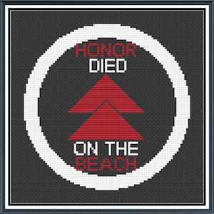 Puede incluir: Un diseño de punto de cruz en blanco y negro con un círculo blanco y un símbolo de triángulo rojo. El texto dentro del círculo dice "HONOR DIED ON THE BEACH".