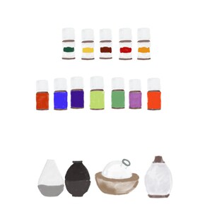 Może przedstawiać: Zestaw 10 małych szklanych butelek z kolorowymi cieczami, ułożonych w dwóch rzędach. Pod butelkami znajdują się cztery ceramiczne dyfuzory w różnych kształtach i kolorach.