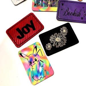 Pode incluir: Conjunto de três canecas de cerâmica com acabamento manchado e fosco. As canecas são em tons de creme, cinza claro e cinza escuro. Cada caneca tem um design simples e minimalista.