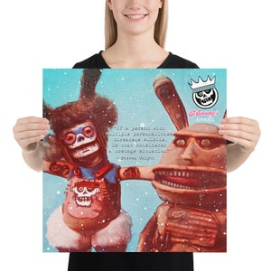 Könnte beinhalten: Ein farbenfrohes Poster mit zwei Comicfiguren mit Schädelgesichtern. Die Figuren tragen Latzhosen und haben einen blau-weißen Hintergrund mit Schneeeffekt. Das Poster enthält den Text "Wenn eine Person mit mehreren Persönlichkeiten Selbstmord androht, gilt das dann als Geiselnahme?" - Steven Wright und "El Scorche's Apparel".