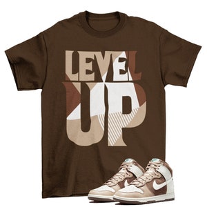 Level Up Dunk High Light Schokolade Passendes Sneaker T-Shirt