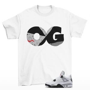 Może przedstawiać: Biała koszulka z czarno-białym nadrukiem "OG". Pod koszulką widoczna jest para biało-szarych butów sportowych z czarnymi akcentami.