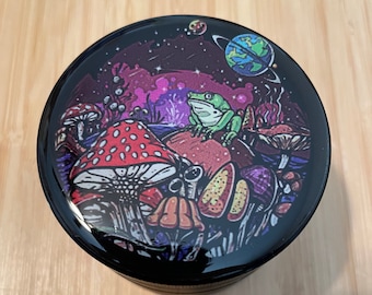 Kvarn Örtkvarn 2,5" Svampkvarn Groda Rymd Galax Universum Moth Witchkvarn Cool kvarn 4-delad aluminiumkvarn Svampkvarn