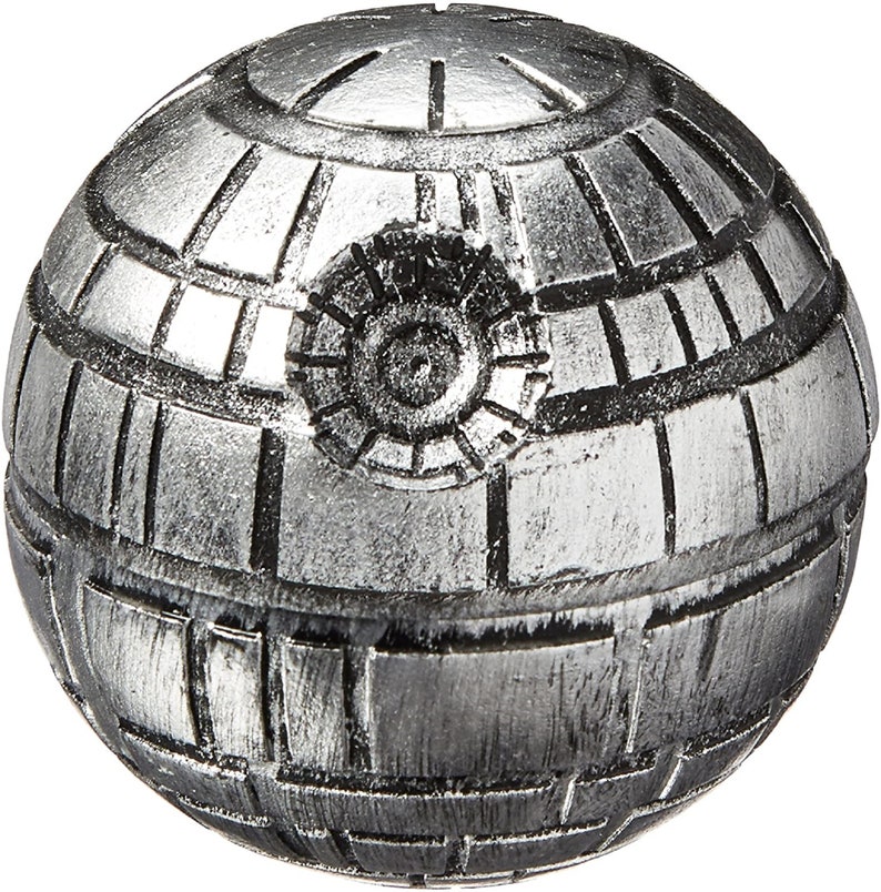 Puede incluir: Un objeto decorativo esf&eacute;rico de color plateado con un dise&ntilde;o detallado que se asemeja a la Estrella de la Muerte de Star Wars.