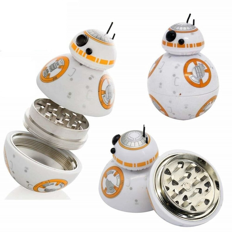 Puede incluir: Un molinillo de hierbas con forma de BB-8 de Star Wars, blanco y naranja, con un mecanismo de molienda de metal. El molinillo est&aacute; en tres piezas, mostrando el funcionamiento interno.