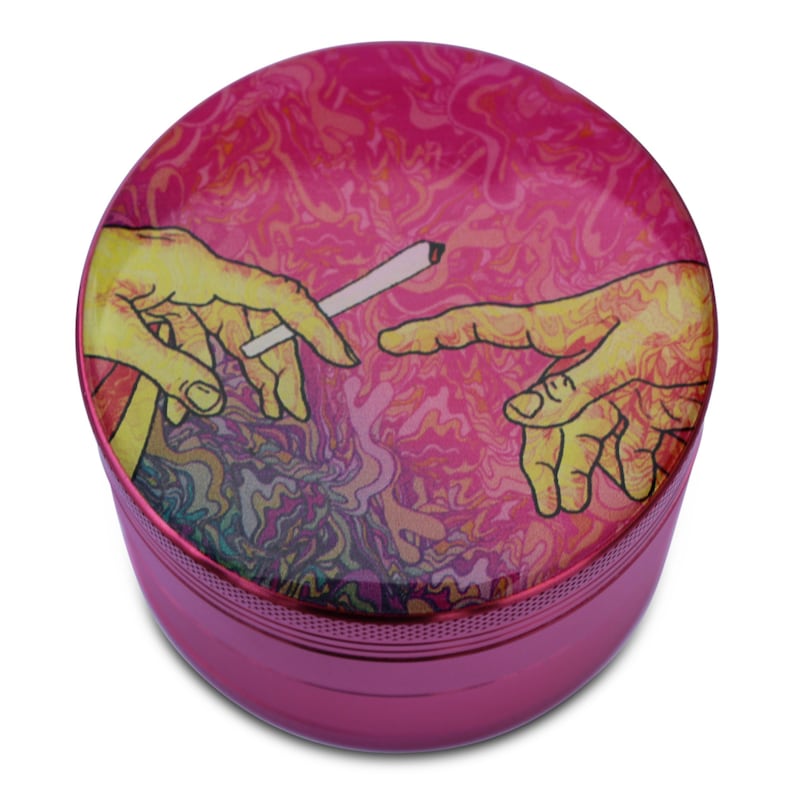 Puede incluir: Un molinillo de metal rosa con un dise&ntilde;o psicod&eacute;lico colorido que presenta dos manos que se alcanzan, una de las cuales sostiene un cigarrillo. El dise&ntilde;o recuerda la famosa pintura "La Creaci&oacute;n de Ad&aacute;n".