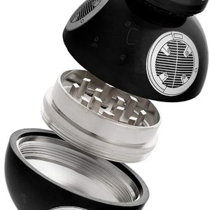 Puede incluir: Un molinillo de hierbas tem&aacute;tico de BB-8 negro y plateado con un bot&oacute;n rojo en la parte superior. El molinillo est&aacute; hecho de metal y tiene un dise&ntilde;o que se asemeja al personaje BB-8 de la franquicia Star Wars.