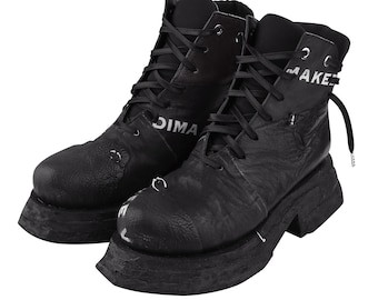 Botas de patchwork de cuero perforado hechas a mano, pieza de exhibición reciclada.